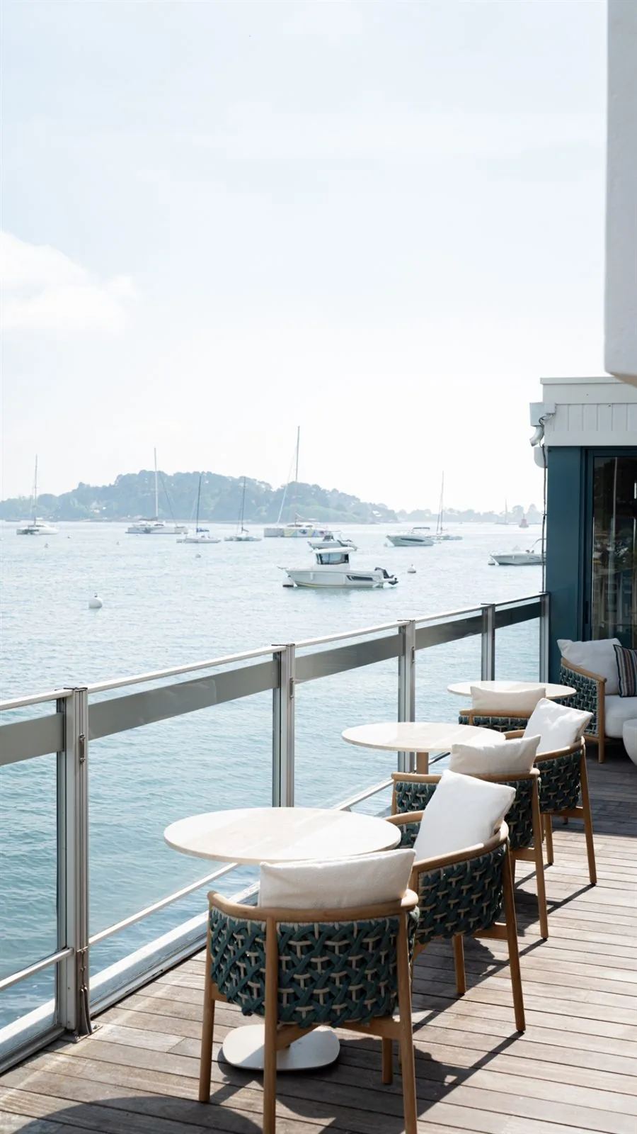 Terrasse d'un établissement face à la mer, photographiée par Acquisito