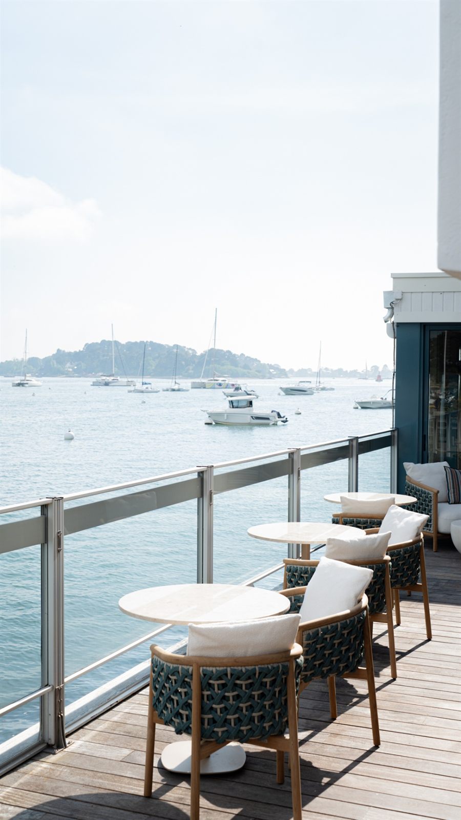 Terrasse d'un établissement face à la mer, photographiée par Acquisito